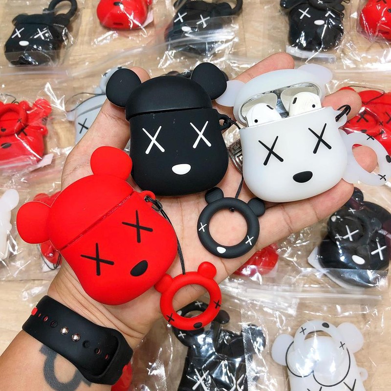 combo-op-lung-iphone-bao-bao-ve-apple-airpods-hinh-kaws-3 Combo ốp lưng iPhone , bao bảo vệ Apple Airpods hình Kaws